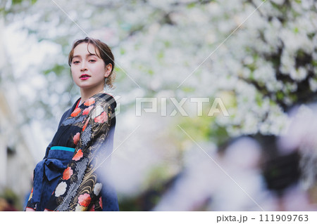 桜を見る着物の女性　 111909763