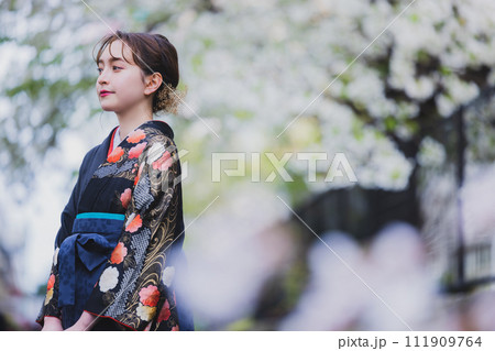 桜を見る着物の女性　 111909764