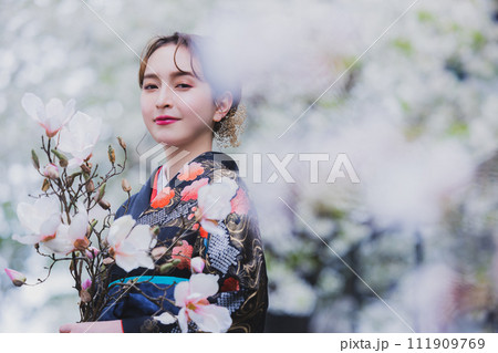 桜を見る着物の女性 桜を見る着物の女性 111909769