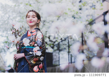 桜を見る着物の女性　 111909771