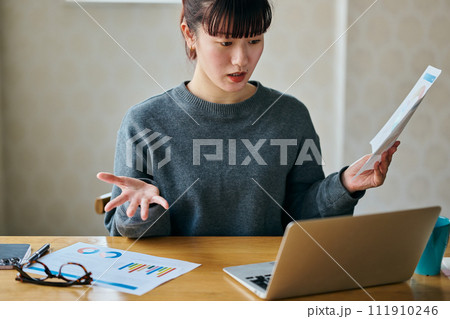 オンラインで会話をする若い女性 111910246