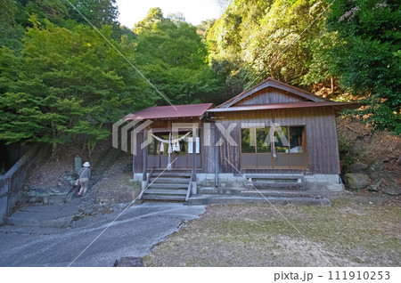 福岡県築上町寒田にある飯盛神社社殿と参道を歩く人 福岡県築上町寒田にある飯盛神社社殿と参道を歩く人 111910253