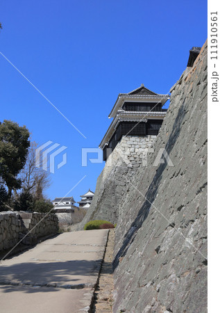 松山城の戸無門の下から大天守と小天守をのぞむ。手前は太鼓櫓。 松山城の戸無門の下から大天守と小天守をのぞむ。手前は太鼓櫓。 111910561