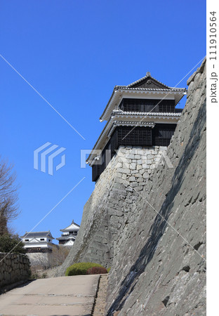 松山城の戸無門の下から大天守と小天守をのぞむ。手前は太鼓櫓。 松山城の戸無門の下から大天守と小天守をのぞむ。手前は太鼓櫓。 111910564