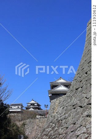 松山城の太鼓櫓の下、中ノ門跡から大天守と小天守、馬具櫓、屏風折の石垣をのぞむ。 111910612