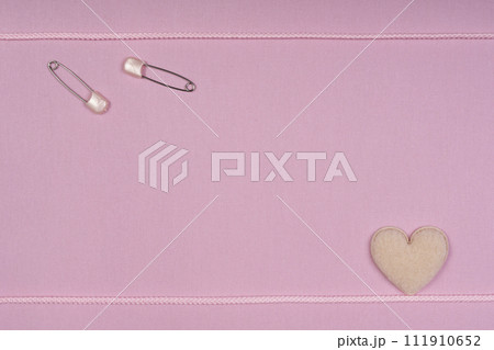 ピンクの生地にハートの形のワッペン 111910652