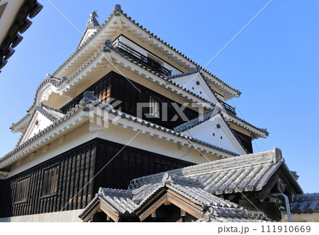 松山城本壇の三ノ門を入った所から見上げる大天守 111910669