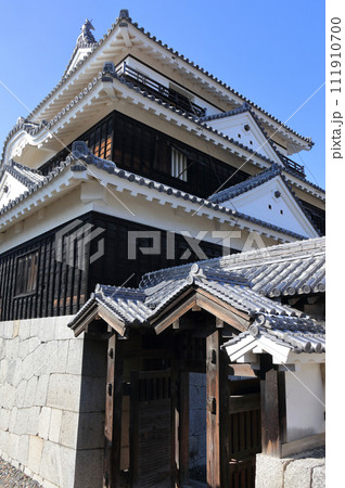 松山城本壇の三ノ門を入った所から見上げる大天守 松山城本壇の三ノ門を入った所から見上げる大天守 111910700