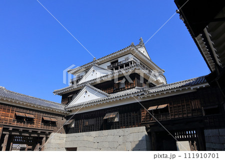 松山城本壇の筋鉄門を入った本壇中庭から見上げる大天守(天守内曲輪) 松山城本壇の筋鉄門を入った本壇中庭から見上げる大天守(天守内曲輪) 111910701