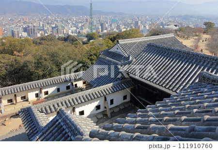 松山城本壇の大天守から見るニノ門、三ノ門付近と松山市街 111910760