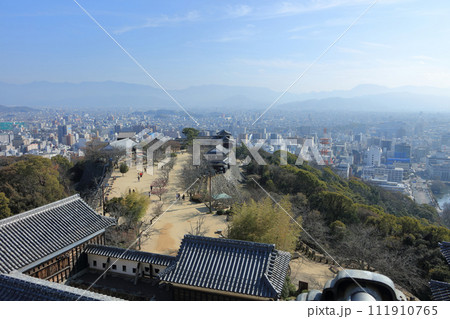 松山城本壇の大天守から見る本丸広場と松山市街 松山城本壇の大天守から見る本丸広場と松山市街 111910765