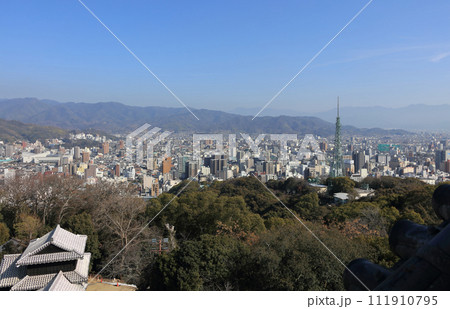 松山城の天守から道後・石手・勝山町から畑寺町方面を見る。手前は艮門・艮門東続櫓。 111910795