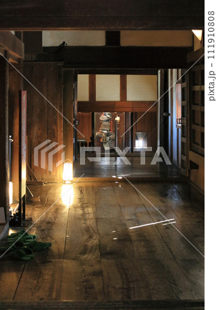 松山城内天守閣一階に設けられた記念撮影スポット前の武者走りから小天守側を見る 松山城内天守閣一階に設けられた記念撮影スポット前の武者走りから小天守側を見る 111910808