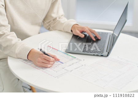 会計ソフトを使用する男性の手元 111910822