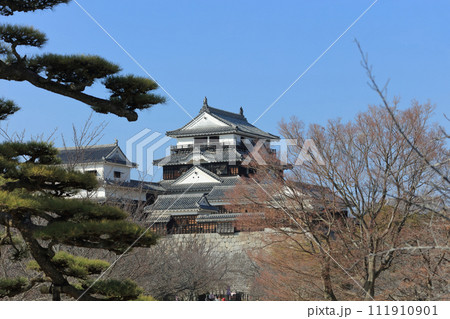 松山城本丸広場から見る天守と小天守 松山城本丸広場から見る天守と小天守 111910901