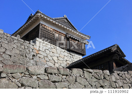 松山城の井筒門西続櫓と戸無門 松山城の井筒門西続櫓と戸無門 111910902