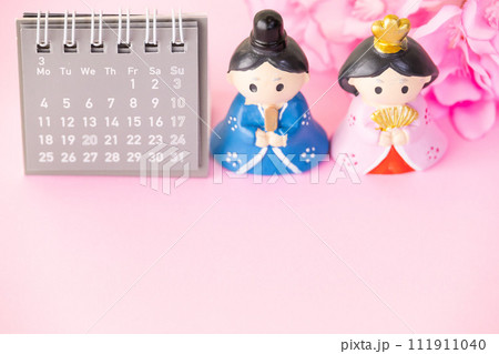 雛人形とカレンダーのひな祭りイメージ 111911040