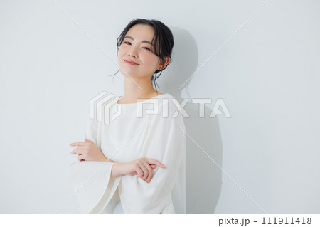 白いワンピースの女性 111911418