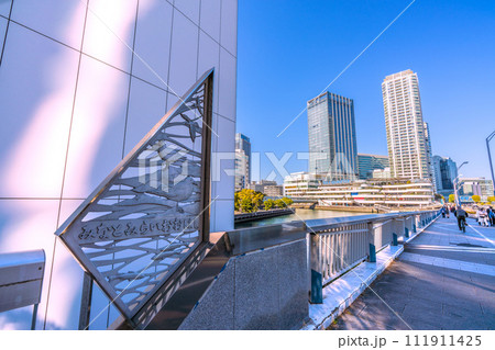 日本の横浜都市景観「みなとみらいおおはし」や横浜ベイクォーター、水上バス(到着)などを望む 日本の横浜都市景観「みなとみらいおおはし」や横浜ベイクォーター、水上バス(到着)などを望む 111911425