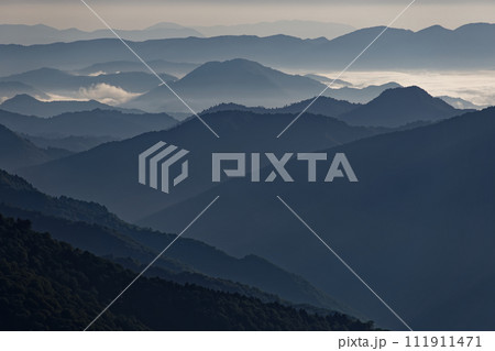 尾瀬・燧ヶ岳への登りから見る朝もやの山並み 111911471