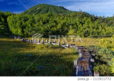 御池からの登りから見る尾瀬・燧ヶ岳山頂 111911772