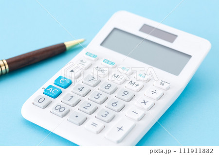 電卓とボールペン 電卓とボールペン 111911882