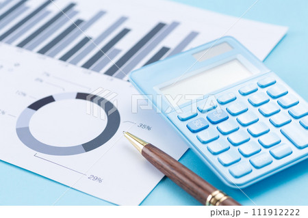 ビジネスグラフとペンと電卓 ビジネスグラフとペンと電卓 111912222
