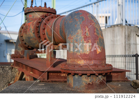 日本の岡山県岡山市で見た古い水門の部材 111912224