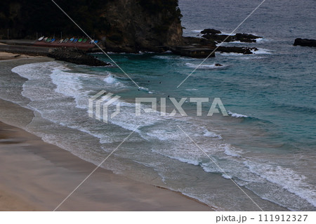 Tatadohama beach at Shimoda on the Izu penninsula of Shizuoka Japan, famous for beautiful white sand, surfing, and nearby onsen hot spring mineral baths Tatadohama beach at Shimoda on the Izu penninsula of Shizuoka Japan, famous for beautiful white sand, surfing, and nearby onsen hot spring mineral baths 111912327