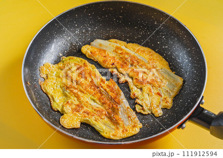 焼き上がった白菜チヂミ 焼き上がった白菜チヂミ 111912594