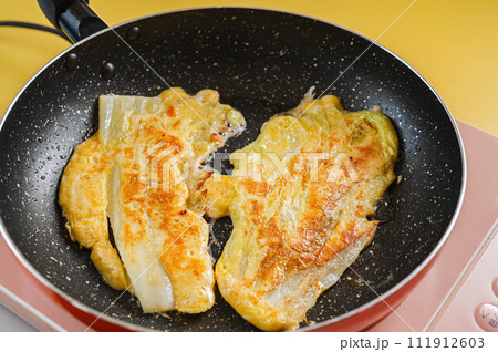 焼き色がついた白菜チヂミ 焼き色がついた白菜チヂミ 111912603