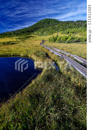 初秋の尾瀬・熊沢田代の池塘 111912885