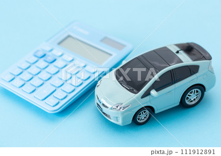 自動車と電卓 111912891