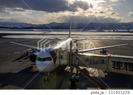 午後の旭川空港駐機場に待機する飛行機斜め前 111913278