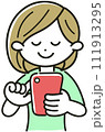 正面を向いてスマホを操作する若い女性 111913295