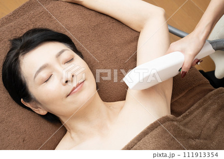 脱毛の施術を受ける女性 脱毛の施術を受ける女性 111913354