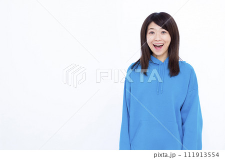 笑顔でおどろく青いパーカーを着た女性 111913554