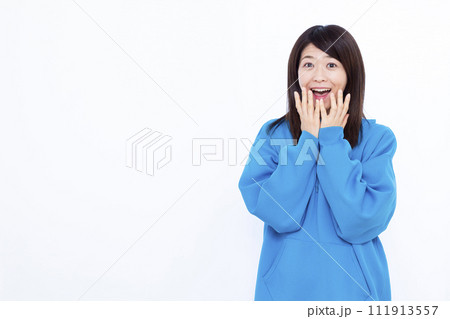 笑顔でおどろく青いパーカーを着た女性 111913557