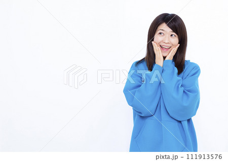 笑顔でおどろく青いパーカーを着た女性 111913576