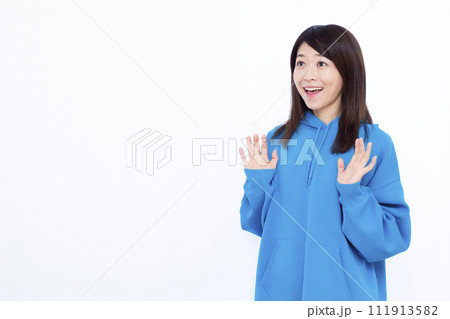 笑顔でおどろく青いパーカーを着た女性 111913582