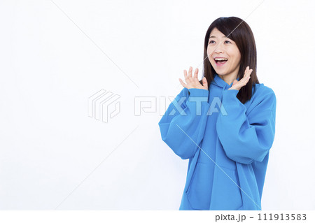 笑顔でおどろく青いパーカーを着た女性 111913583