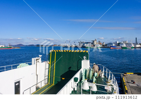 塩飽本島港に向かって丸亀港を離れるフェリーほんじま丸（香川県丸亀市） 111913612