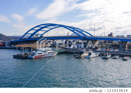 塩飽本島港に向かって丸亀港を離れるフェリーほんじま丸（香川県丸亀市） 111913614