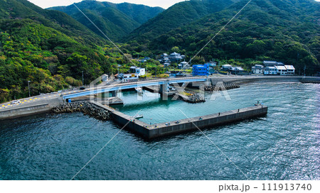 ドローンでしか撮れない、和歌山市の有名な大川漁港の釣り場の全景 111913740