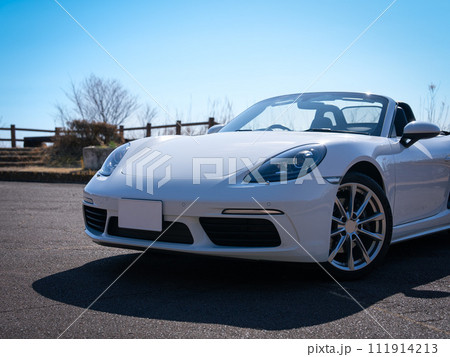 爽やかな白いオープンカー　ポルシェ718ボクスター 111914213