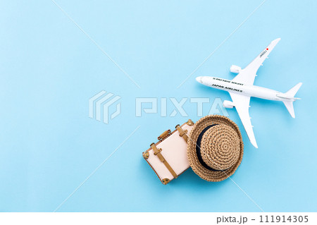 旅行鞄のトランクと麦わら帽子と飛行機 111914305