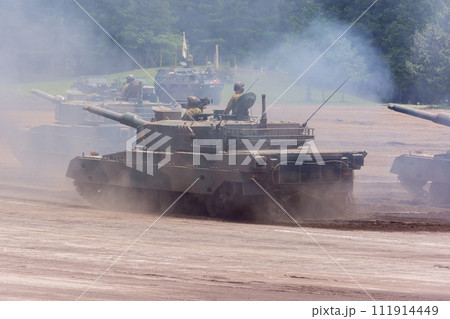 走行する陸上自衛隊90式戦車 111914449