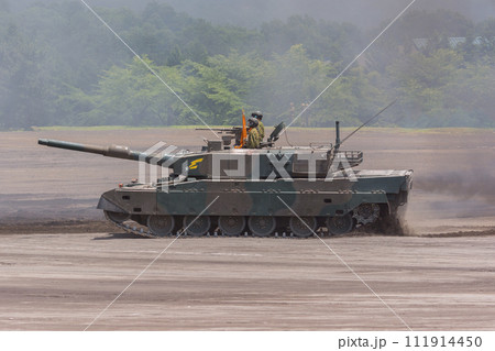 走行する陸上自衛隊90式戦車 111914450