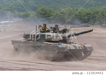 観閲行進する陸上自衛隊90式戦車 111914452