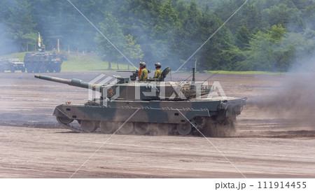 走行する陸上自衛隊90式戦車 111914455